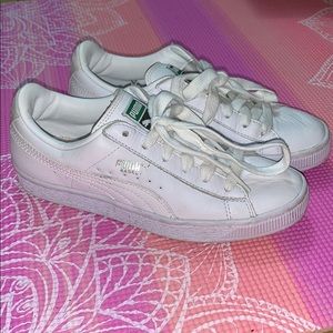 PUMA All White Sneakers SZ 7 in woman’s 5 in kid